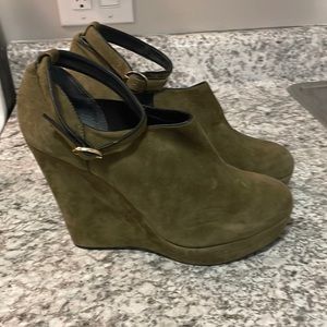 Pour la Victorie  Suede wrap-ankle ,Bootie Shoe size 9 Excellent for fall 9 .. g
